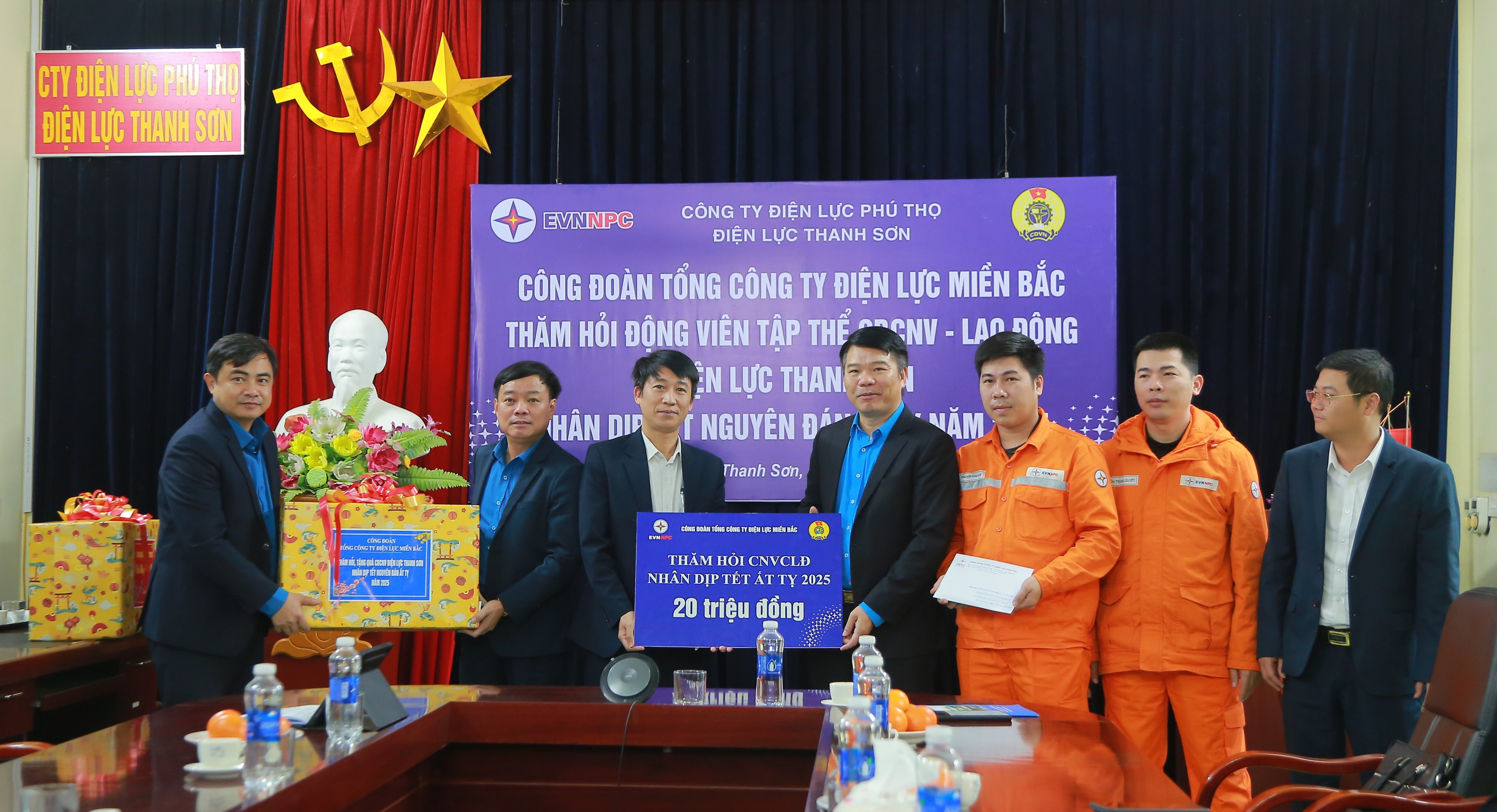 Công đoàn Tổng Công ty Điện lực miền Bắc thăm hỏi, tặng quà cán bộ công nhân viên Điện lực Hạ Hòa và Thanh Sơn