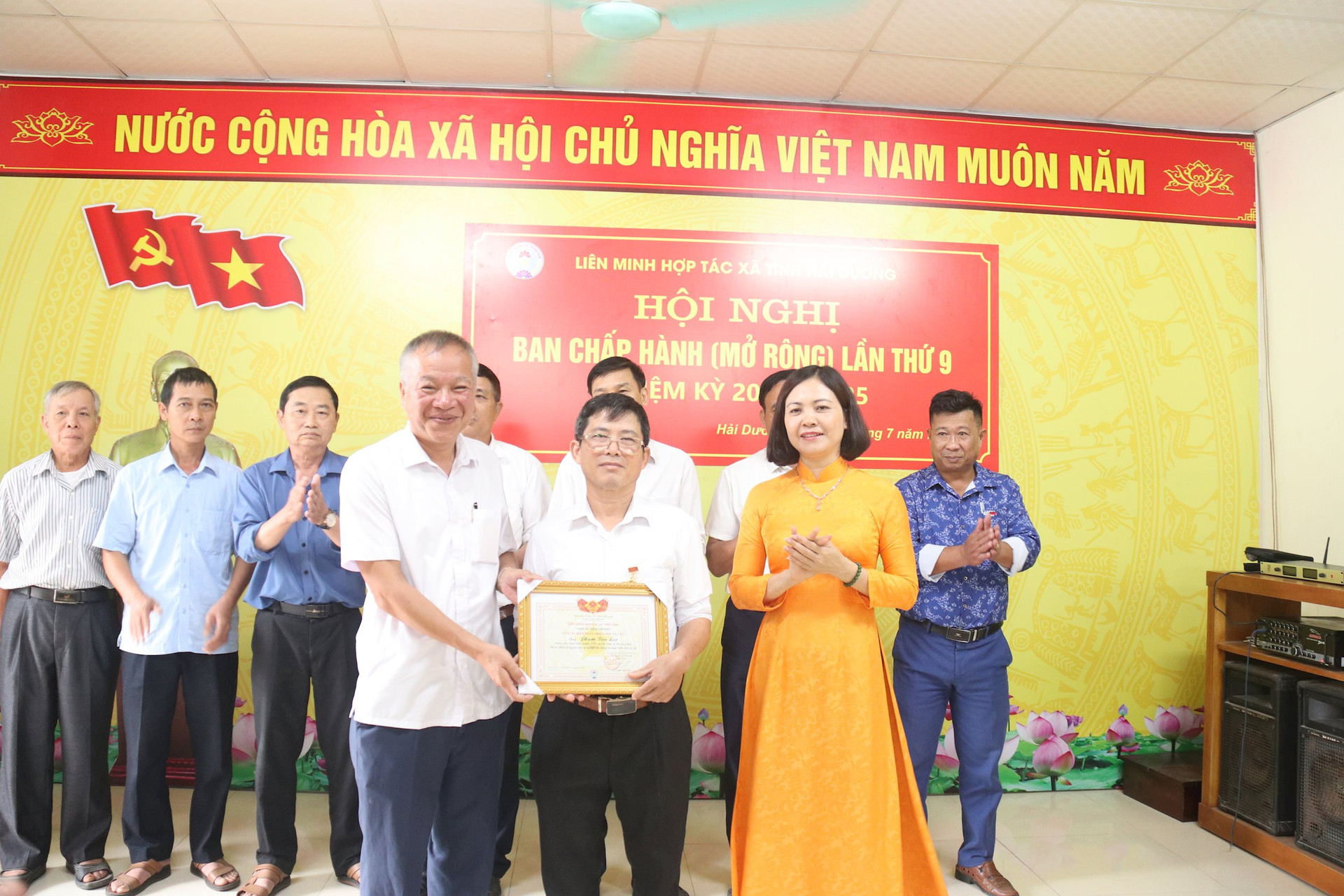 11 cá nhân ở Hải Dương được trao kỷ niệm chương vì sự nghiệp phát triển hợp tác xã