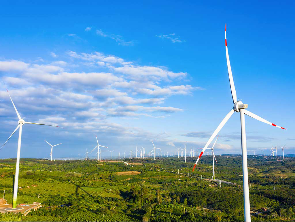 La province de Dak Lak s'efforce de devenir le centre des énergies renouvelables des hauts plateaux du centre d'ici 2045. Sur la photo : un coin du projet éolien d'Ea Nam dans le district d'Ea Hleo