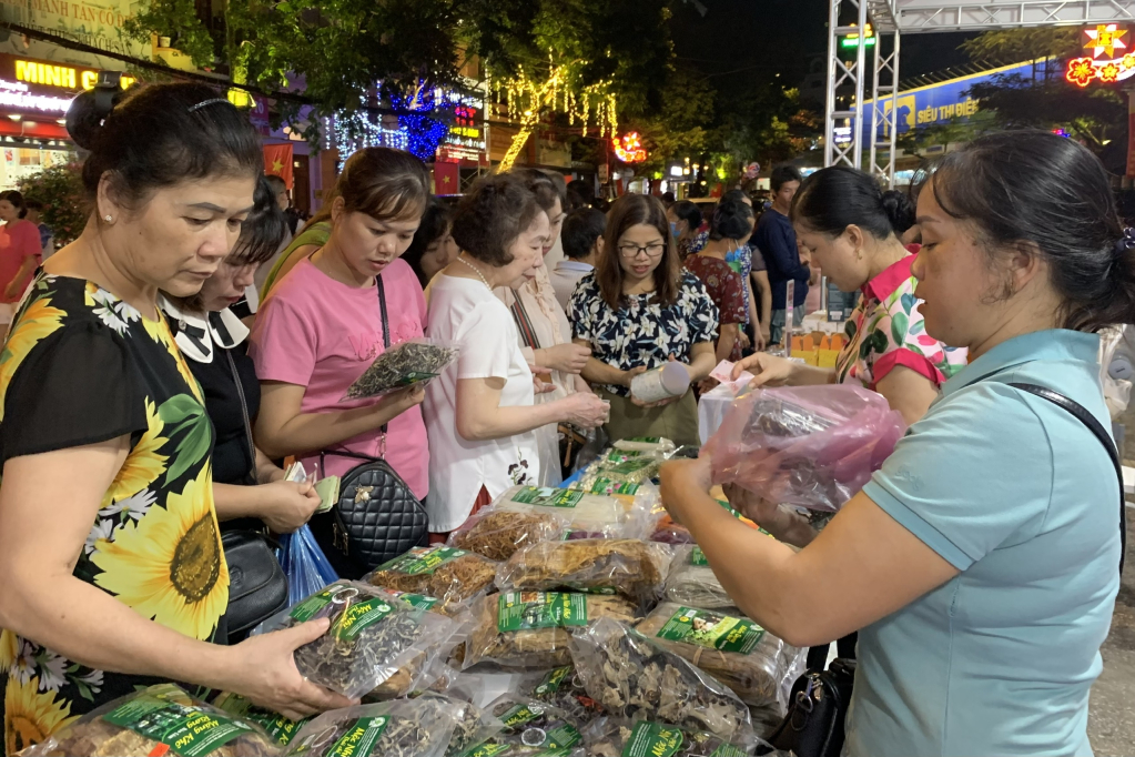 OCOP products of Ba Sach Agricultural Cooperative, Hung Dao Commune (City) are introduced and sold at Kim Dong Walking Street.