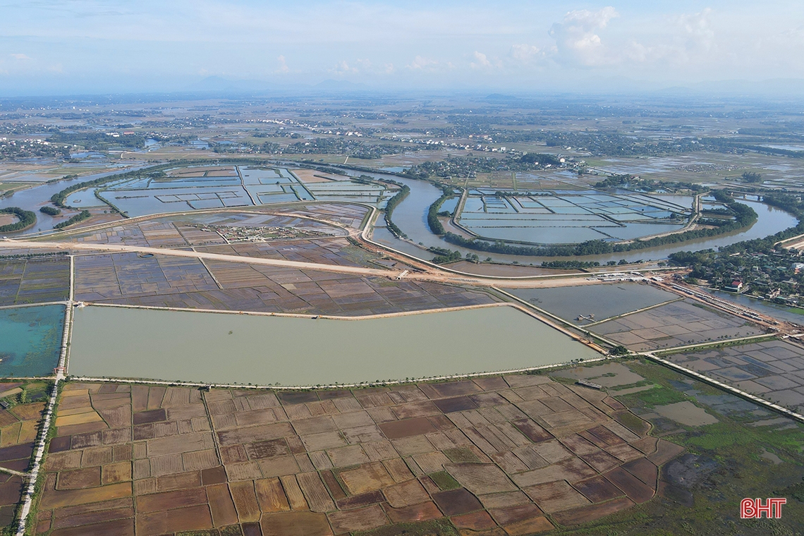 How is the extended Xo Viet Nghe Tinh road project invested?