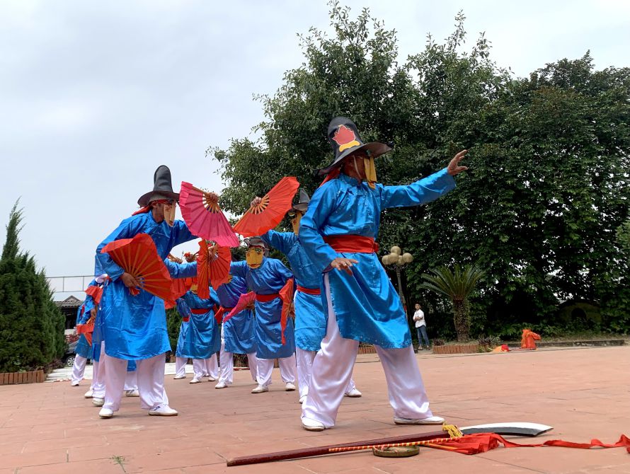 Hoa Lang a une danse de l'éventail unique. Photo : Pham Huyen