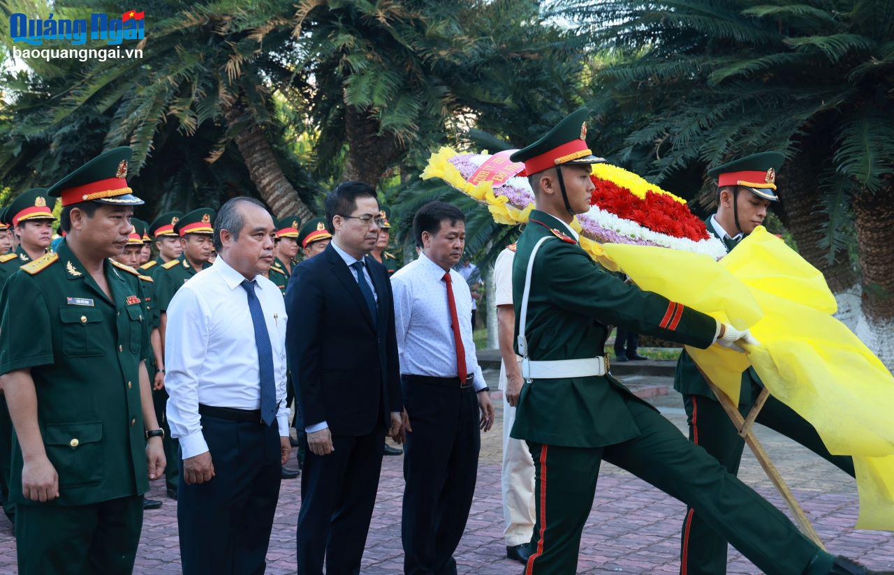 Die Delegation des Provinzparteikomitees, des Volksrates, des Volkskomitees und des Komitees der Vietnamesischen Vaterländischen Front der Provinz brachte Blumen nieder.
