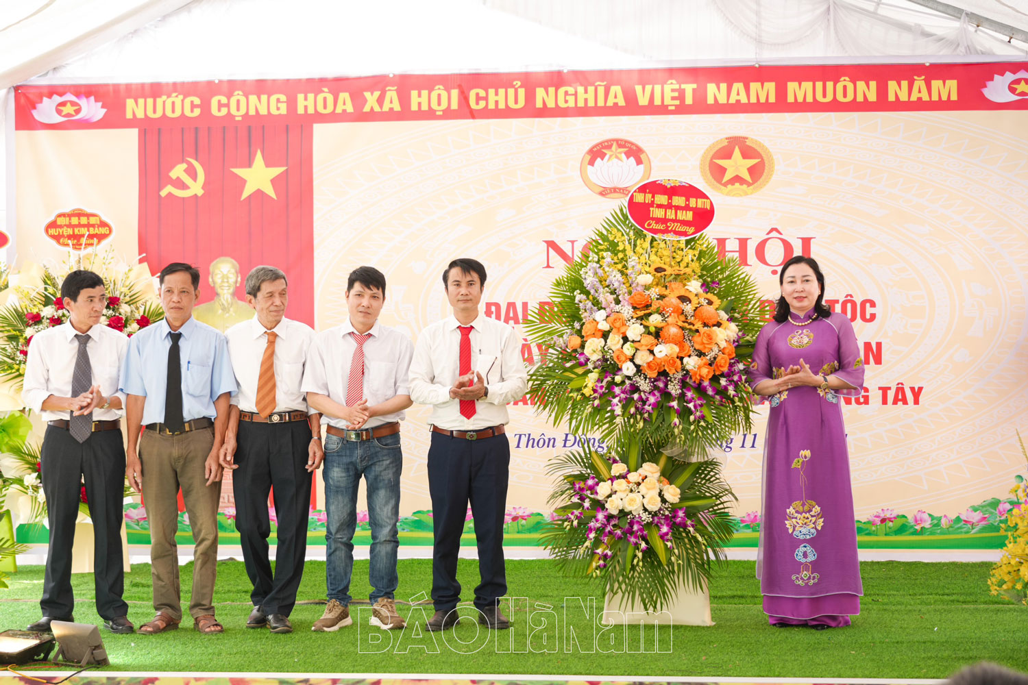 Đồng chí Phó Bí thư Thường trực Tỉnh ủy Đinh Thị Lụa dự Ngày hội Đại đoàn kết toàn dân tộc tại thôn Đông xã Hoàng Tây