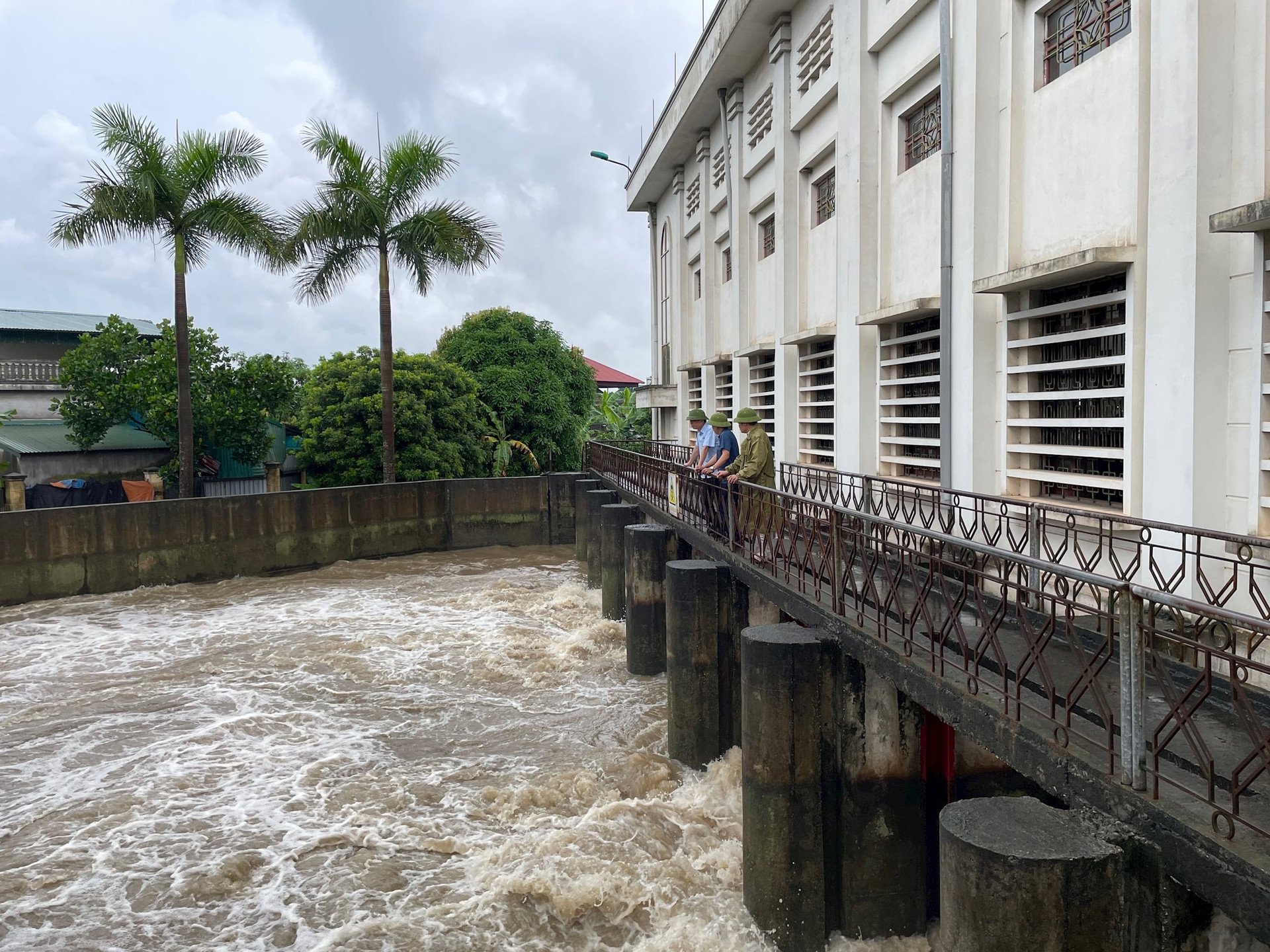 Heavy rain, Hai Duong operates 51 pumping stations to prevent flooding