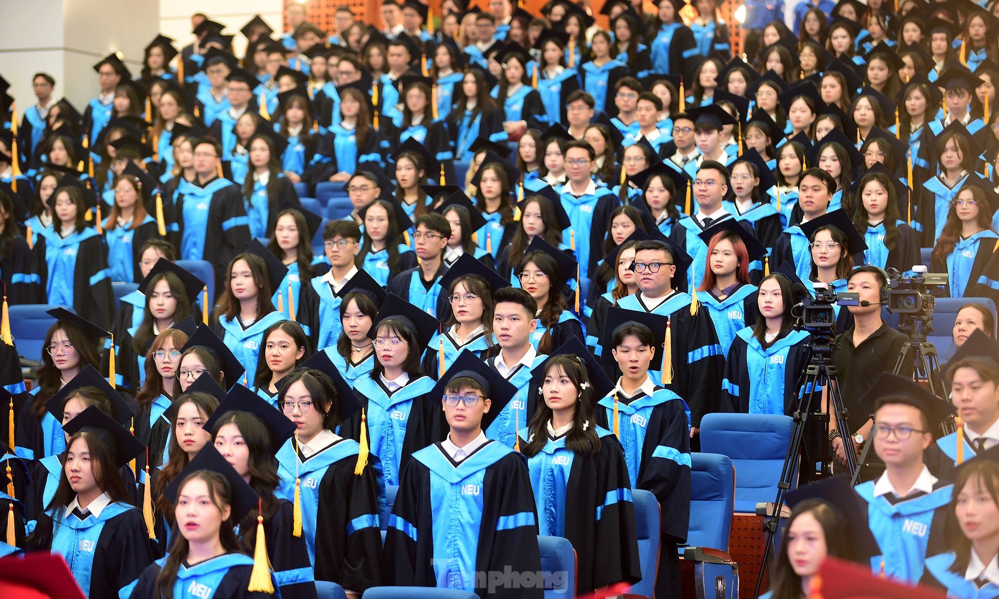 Quatre étudiants en économie nationale ont terminé leur programme d'études plus tôt que prévu, obtenant leur diplôme avec des notes parfaites. Photo 2