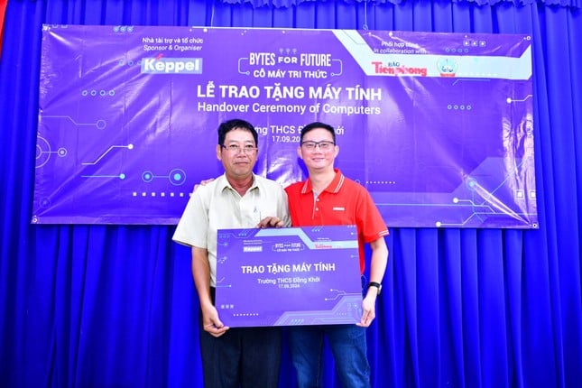 Keppel Group und Tien Phong Newspaper spenden Computer an zwei Schulen im Grenzgebiet von Tay Ninh. Foto 3