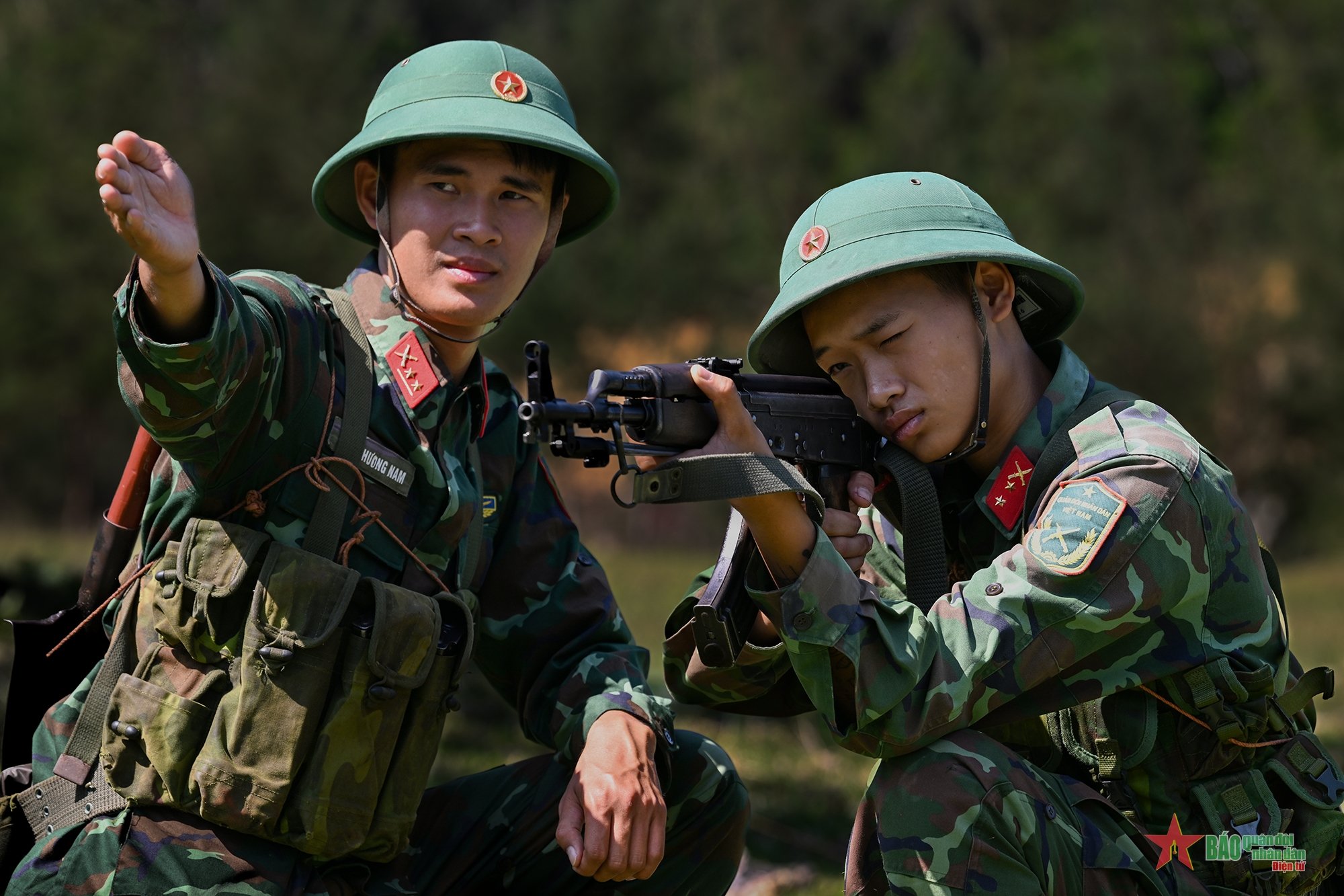 Sao vàng lấp lánh trên biển xanh