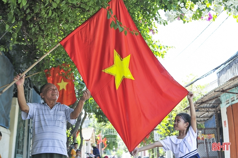 “ธงชาติ” – บทกวีที่ต้อนรับการปฏิวัติ