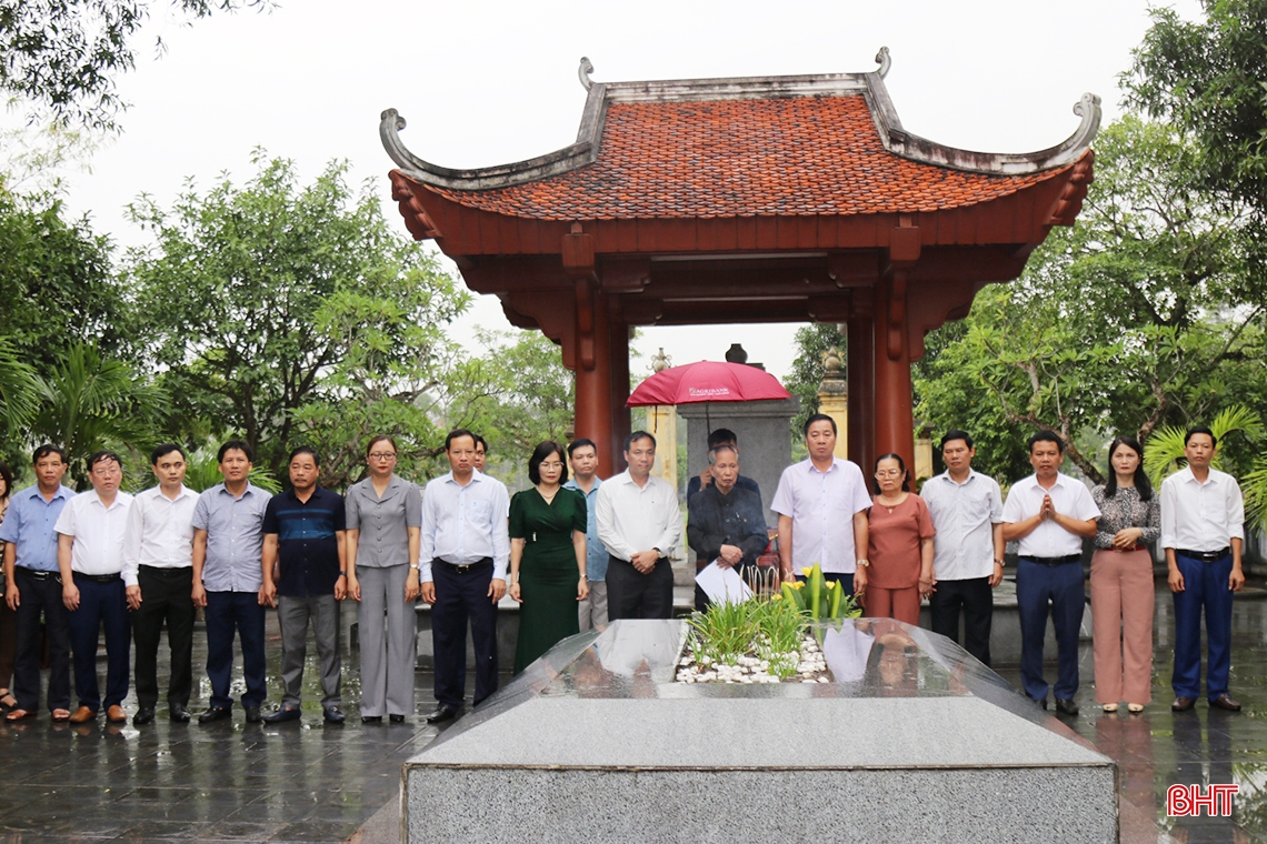 El Secretario Provincial del Partido asiste a la ceremonia de ofrenda de libros en el sitio de la reliquia del gran poeta Nguyen Du