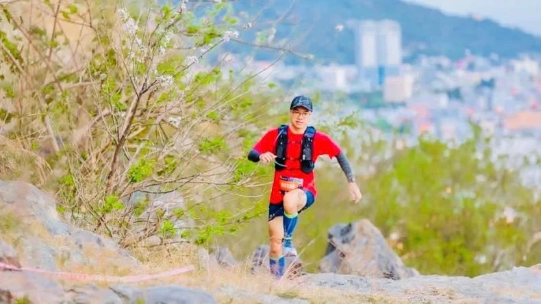 Auch Bergsteiger sind von der Farbe der Azaleenblüten in Vung Tau überwältigt.