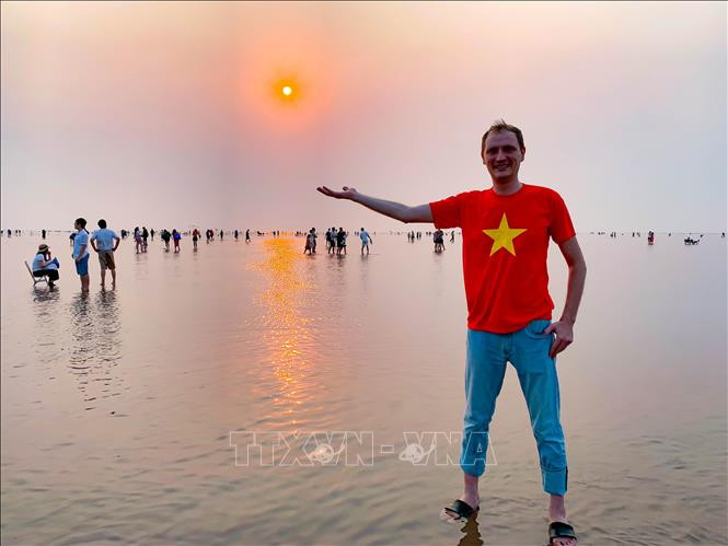 "Infinity beach" in Thai Binh attracts tourists during holidays