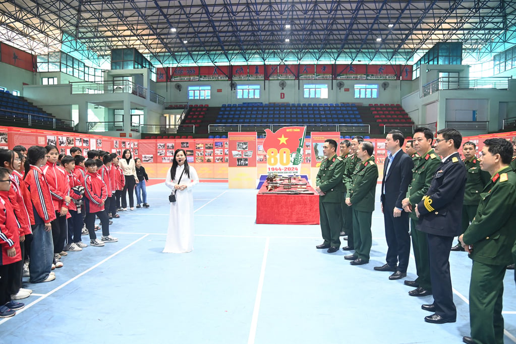 Đông đảo cán bộ, chiến sĩ các đơn vị quân đội trên địa bàn và các em học sinh tham quan khu trưng bày triển lãm.