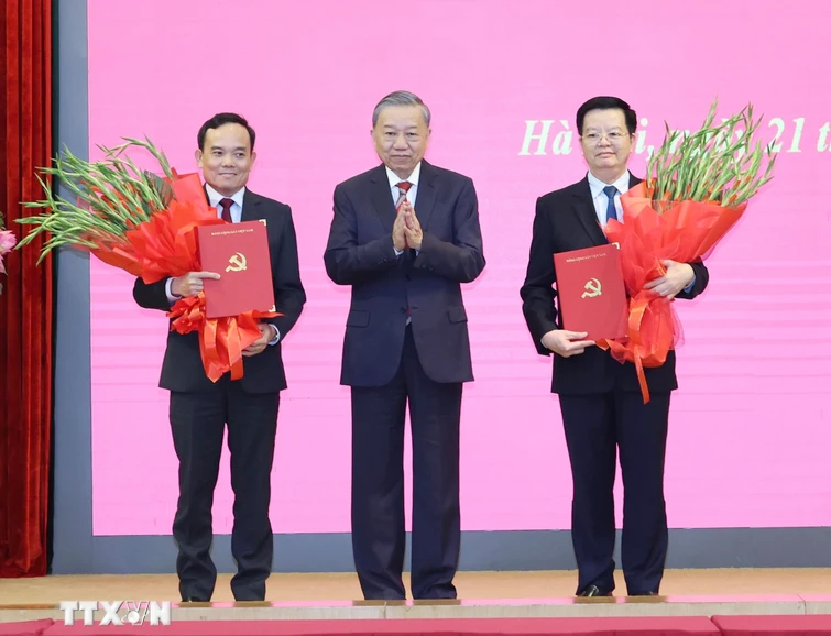 El Secretario General y Presidente To Lam presentó la decisión del Politburó sobre la asignación de tareas y entregó flores para felicitar a los camaradas Tran Luu Quang (izquierda), jefe de la Comisión Económica Central y Mai Van Chinh (derecha), jefa de la Comisión Central de Movilización de Masas.