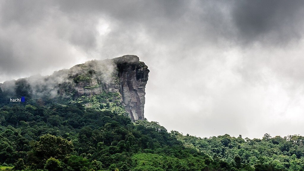 A majestic Pha Luong Peak in the middle of the Northwest sky and land. Photo: @hachi8