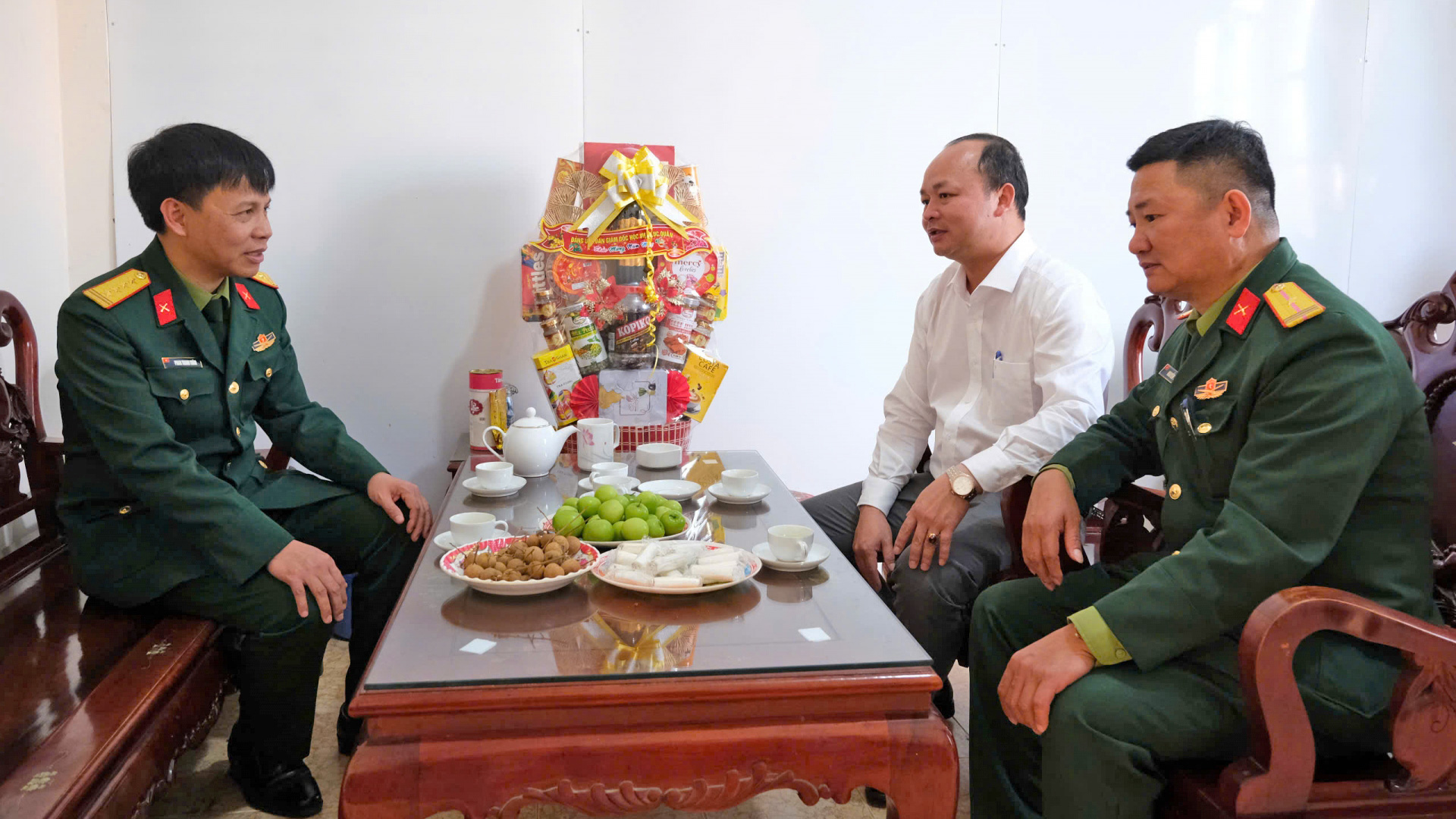 Colonel Phan Thanh Tram - Deputy Head of Politics of the Army Academy visited and wished a Happy New Year to the Lam Ha District Party Committee's Mass Mobilization Committee