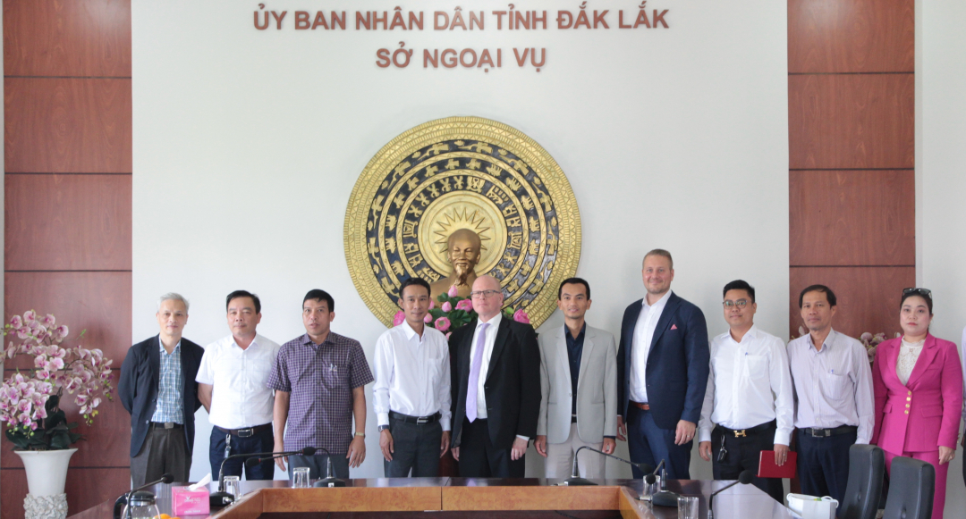 The delegation of the Embassy of Finland and departments and branches of Dak Lak province took a souvenir photo.