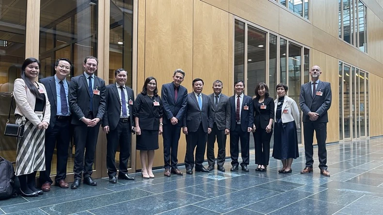 El camarada Nguyen Xuan Thang visita y trabaja en la República Federal de Alemania. Foto 3