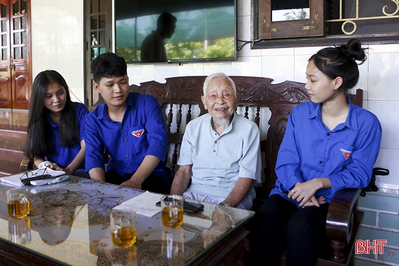 สมาชิกพรรคอายุ 100 ปีรำลึกถึงวันฤดูใบไม้ร่วงแห่งการปฏิวัติ