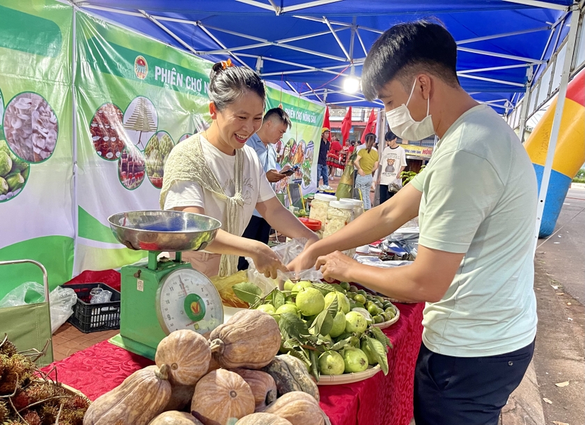 Phiên chợ trưng bày và bán các sản phẩm nông sản, nhiều sản phẩm đạt tiêu chuẩn VietGAP, hữu cơ. Ảnh: V.T
