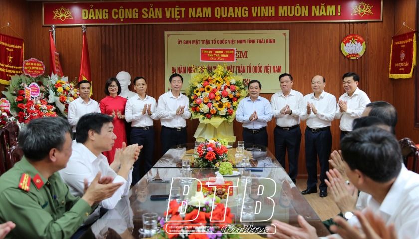 Los líderes provinciales felicitaron a los cuadros que trabajan en el frente en el tradicional día del Frente de la Patria de Vietnam.