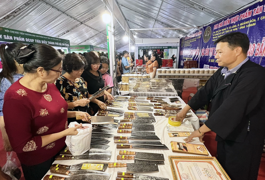 Products of Phuc Sen forging village (Quang Hoa) are favored by many customers.