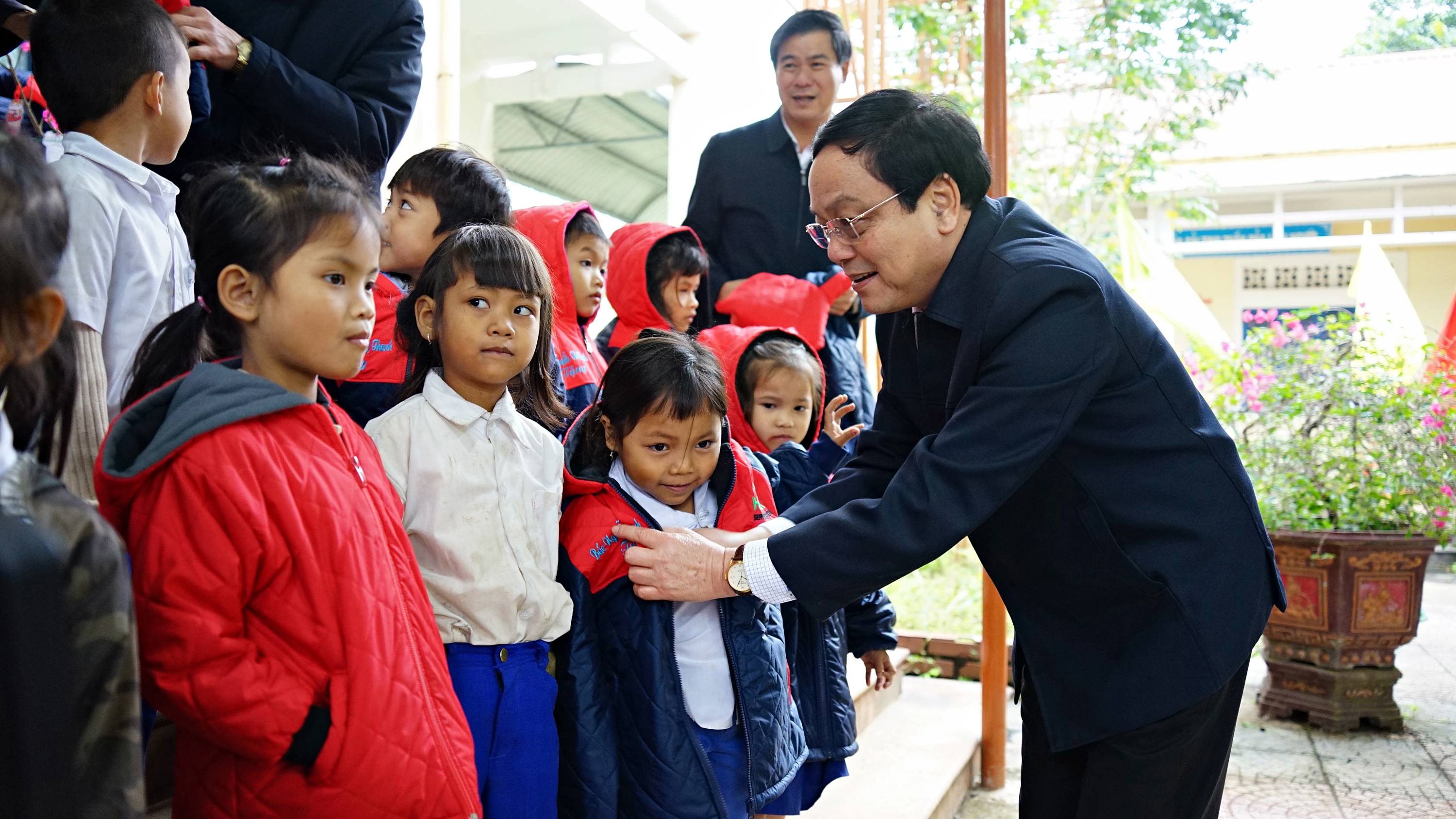 Đoàn Đại biểu Quốc hội tỉnh tổ chức chương trình “Áo ấm cho em”