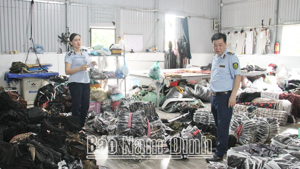 Market Management forces seized illegal goods at a warehouse in My Tien commune (My Loc).