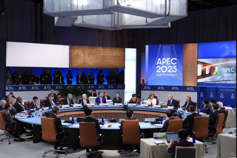 Le président Vo Van Thuong assiste à la retraite des dirigeants économiques de l'APEC. (Photo : Thong Nhat/VNA)