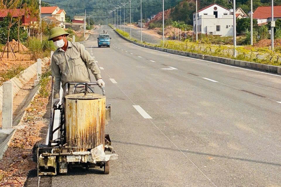 La carretera de acceso al puente Dong Viet aún tiene problemas de limpieza de tierras en ambos lados.