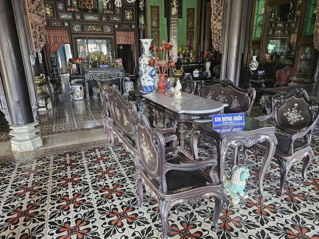 ស្ថាបត្យកម្ម​ខាងក្រៅ​គឺ​លោកខាងលិច ប៉ុន្តែ​ខាងក្នុង​ផ្ទះ​ពោរពេញ​ទៅដោយ​រចនាបថ​បូព៌ា។ តុ និងកៅអីធ្វើពីឈើលីម នៅតែនៅដដែលជាមួយនឹងស្រទាប់គុជខ្យងដ៏ឆ្ងាញ់។