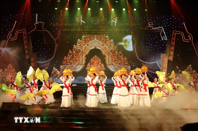 베트남 민족 문화 축제: 광트리의 성지에서의 '컬러풀 컨버전스'