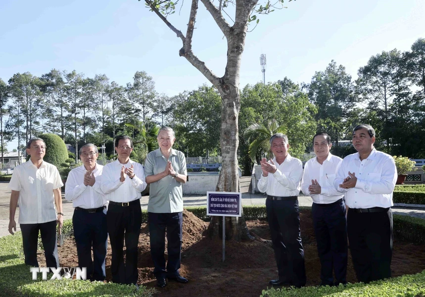 [Ảnh] Chủ tịch nước Tô Lâm dâng hương tưởng nhớ Chủ tịch Hồ Chí Minh tại Trà Vinh ảnh 9