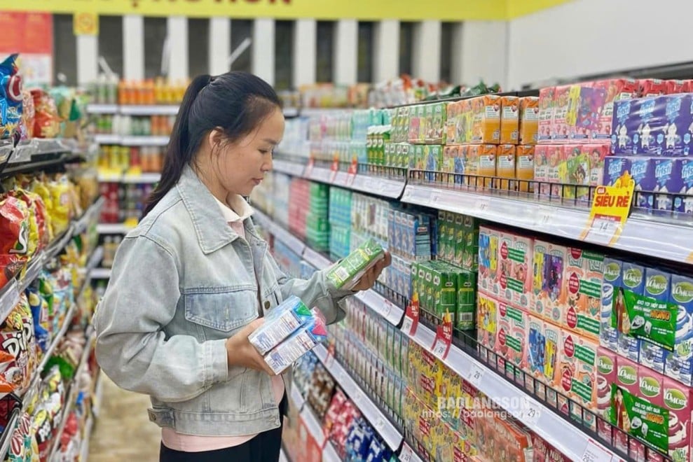 Los clientes eligen productos en la tienda de conveniencia Winmart+, ciudad de Loc Binh, distrito de Loc Binh.