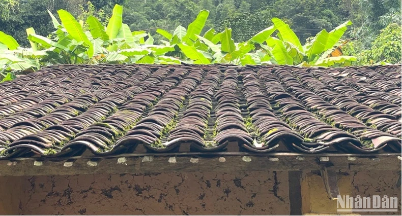 Einzigartige Architektur mit Stampflehmhäusern und Yin-Yang-Dächern des Dao Tien-Volkes in Cao Bang, Foto 4