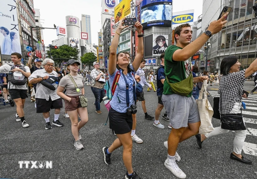 Touristes à Tokyo, Japon. (Photo : Kyodo/VNA)