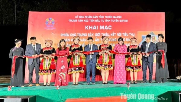 20 booths selling products from ethnic minorities and mountainous areas in Trung Son