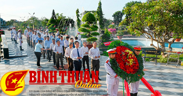 Ceremonia de homenaje a los mártires heroicos y al presidente Ho Chi Minh con motivo del 49º aniversario de la liberación del Sur y la reunificación nacional