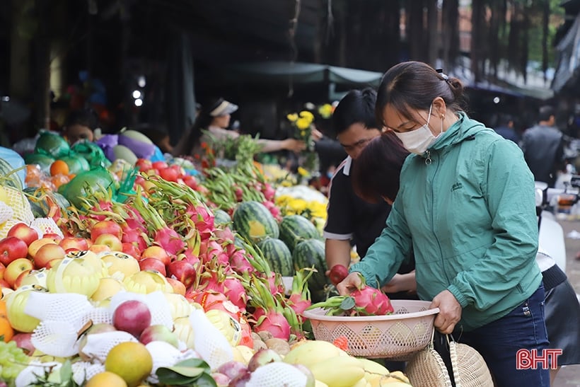 Người dân mua sắm lễ tiễn ông Công, ông Táo về trời