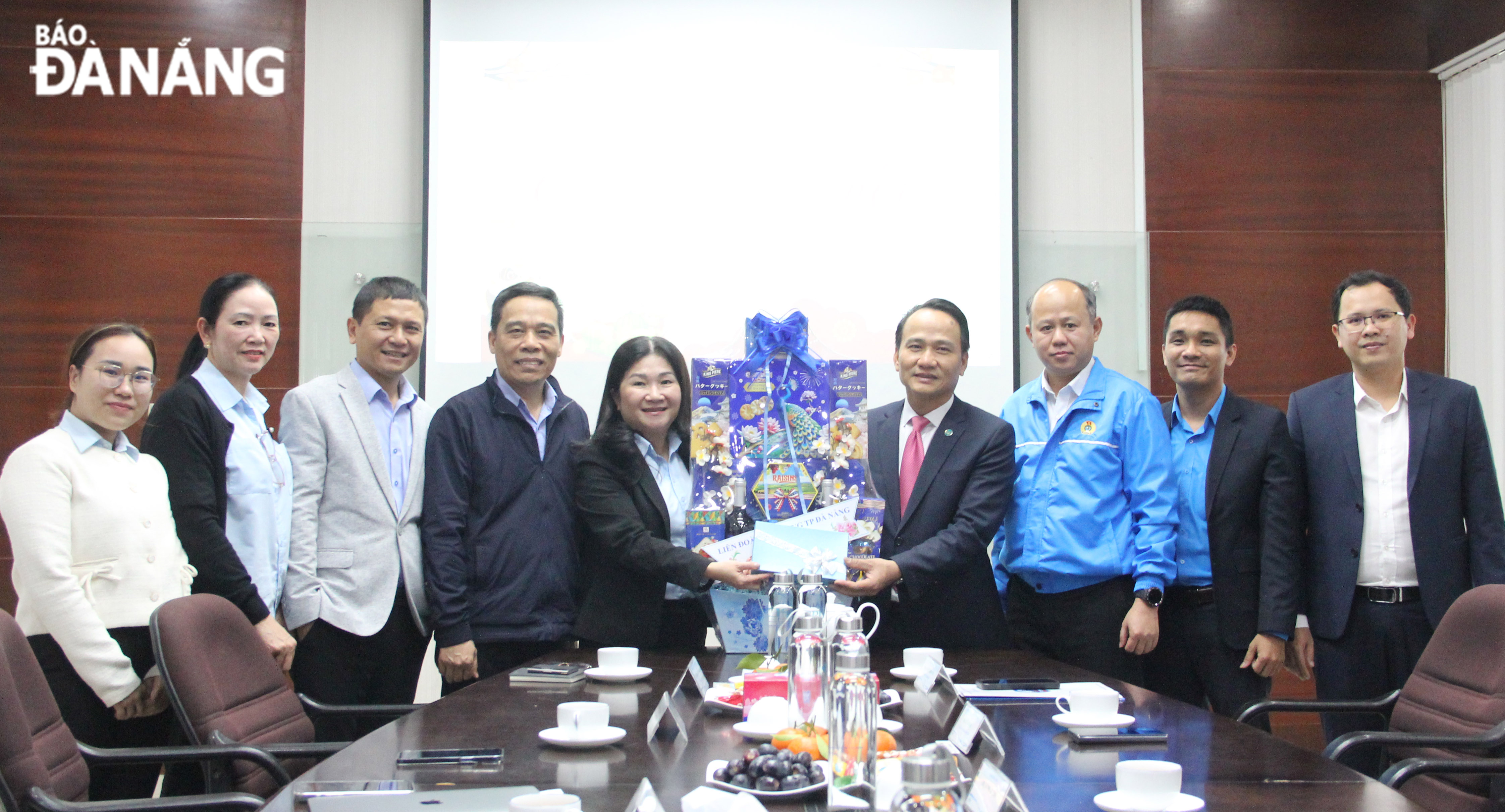 Standing Deputy Secretary of the City Party Committee Nguyen Dinh Vinh (4th from right) presents gifts to congratulate the leaders of the Central Seafood Import-Export Joint Stock Company. Photo: X.HAU