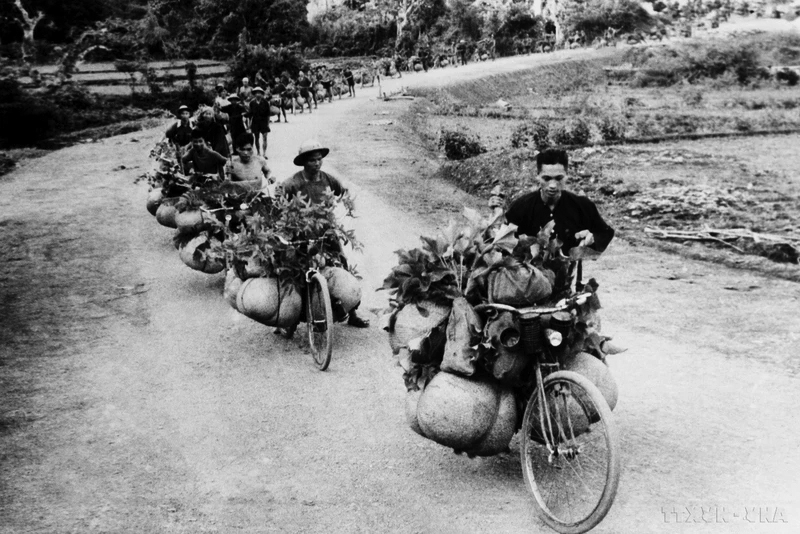 Bicycle convoy on the way to the front line. Photo: VNA