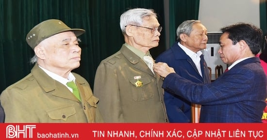 Remise des insignes du Parti à 128 membres du Parti de la ville de Ha Tinh