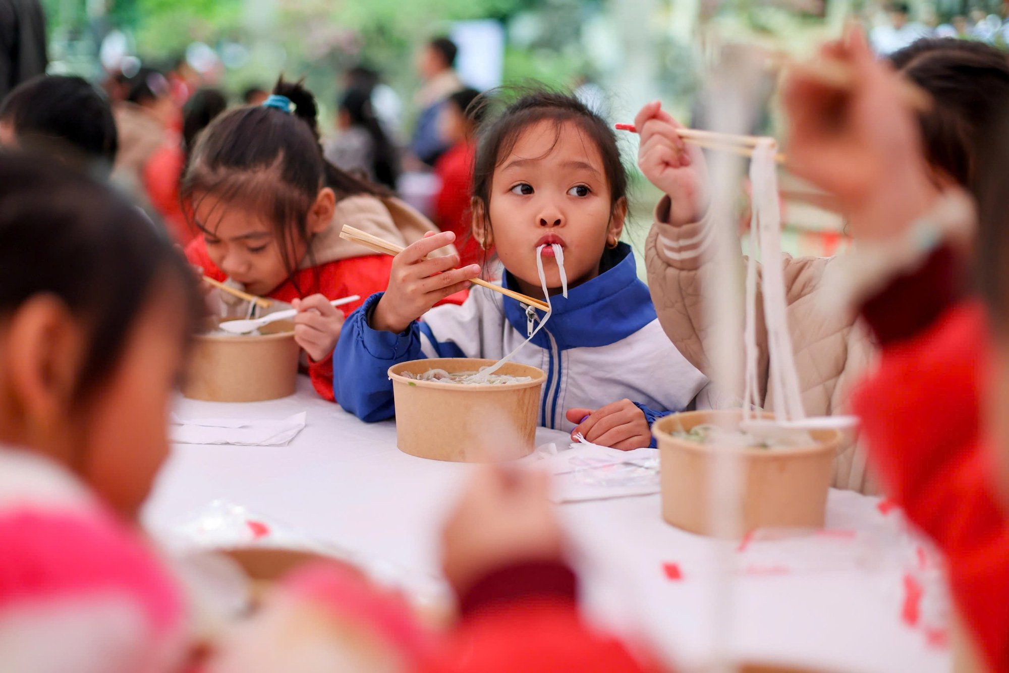 Chú ơi, thế sang năm chú có quay lại đây nấu phở tiếp không? - Ảnh 1.