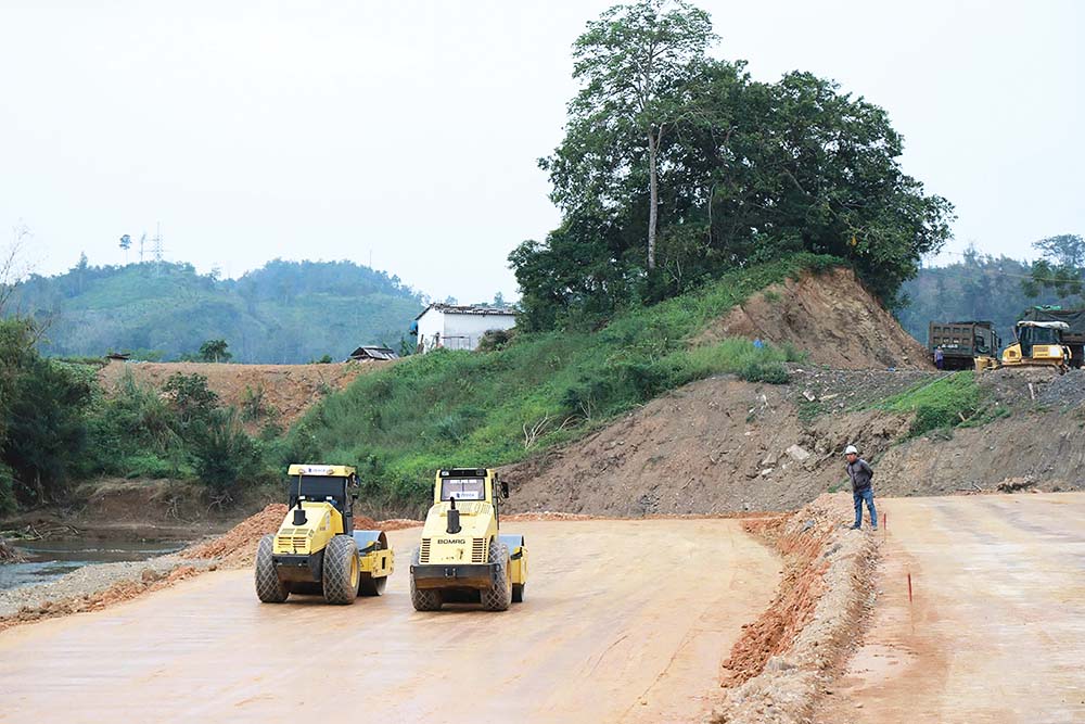 Nhiều Dự án giao thông lớn vẫn khó khăn trong công tác giải phóng mặt bằng. Trong ảnh: Thi công cao tốc Hữu Nghị - Chi Lăng