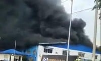 Brand in einer fast 1.000 m2 großen Fabrik in Dong Nai, schwarzer Rauch steigt Hunderte Meter hoch auf