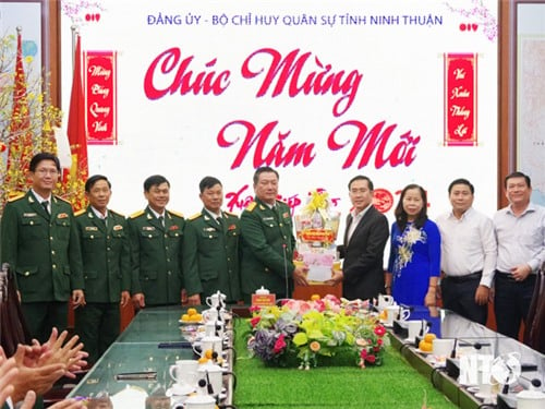 Đồng chí Phạm Văn Hậu, Phó Bí thư Thường trực Tỉnh ủy thăm các đơn vị làm nhiệm vụ đêm giao thừa