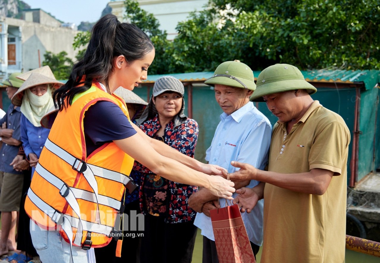 Les candidates du concours Miss Cosmo 2024 ont rendu visite aux habitants des zones touchées par les inondations à Ninh Binh et leur ont offert des cadeaux