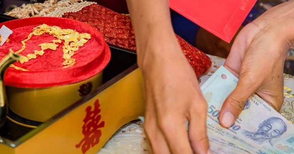ឪពុក​ក្មេក​ជូន​កាដូ​មង្គលការ​វិញ និយាយ​អ្វី​ដែល​ធ្វើ​ឲ្យ​កូន​ប្រសា​យំ