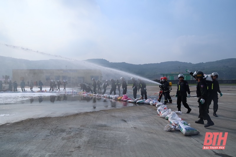 Exercice de lutte contre les incendies et de sauvetage à la raffinerie de Nghi Son