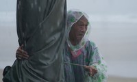 VIDEO: Starker Regen in Da Nang, Menschen eilen herbei, um Geschäfte am Strand aufzuräumen